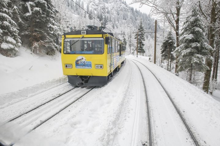 wendelstein-zahnradbahn-kreuzung-aipl-winter-foto-m